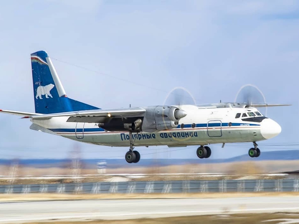 На честном слове и на одном крыле». В Якутии самолет Ан-24 пролетел два  часа на одном работающем двигателе - KP.RU