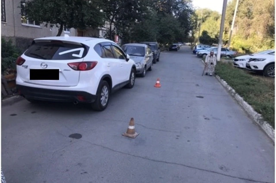 Неизвестный водитель протаранил припаркованный автомобиль и скрылся с места ДТП