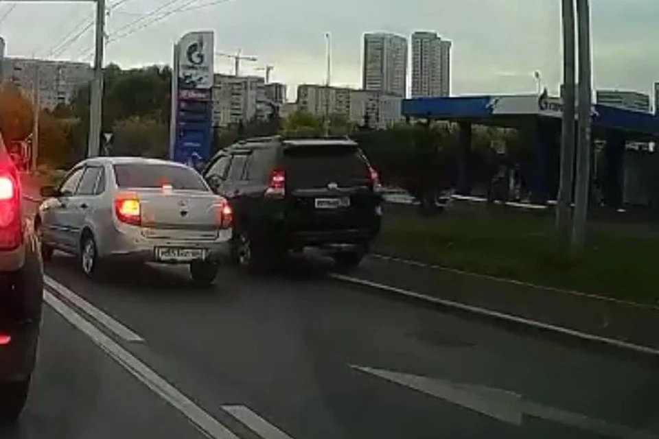 В Новосибирске водитель внедорожника Toyota Land Cruiser Prado захотел объехать пробку по тротуару и сбил пешехода. Фото: стоп-кадр из видео / АСТ-54