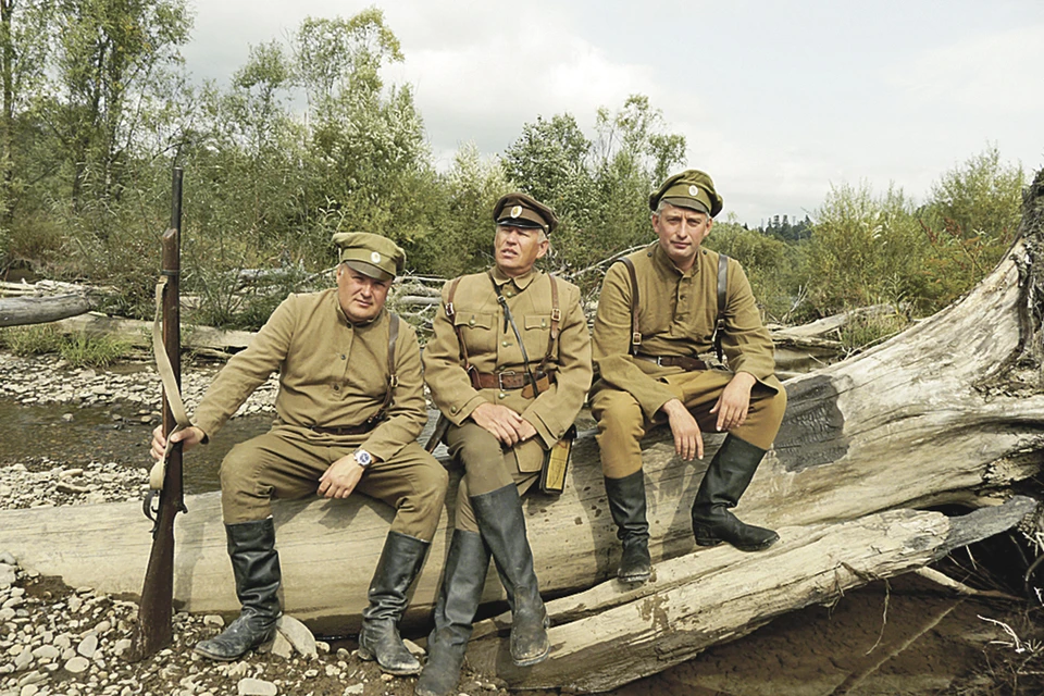 Владимир Сунгоркин (в середине) в главной роли фильма «Владимир Арсеньев: капитан тайги».