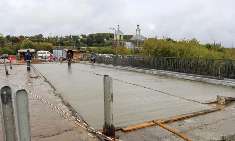 На Крестовоздвиженском мосту в Смоленске начали укладывать бетонное покрытие. Фото: пресс-служба администрации города.