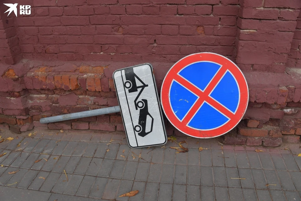 Дорожный знак «Остановка запрещена» (3.27).