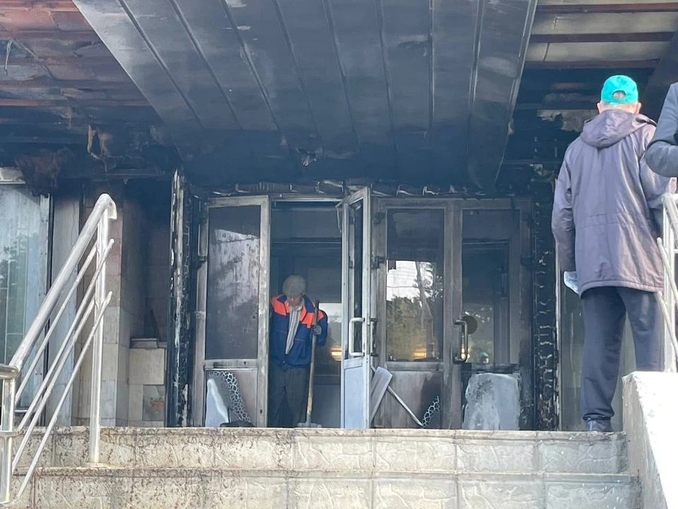 Ночью загорелся вход здания администрации. Фото: "Самара ДТП"