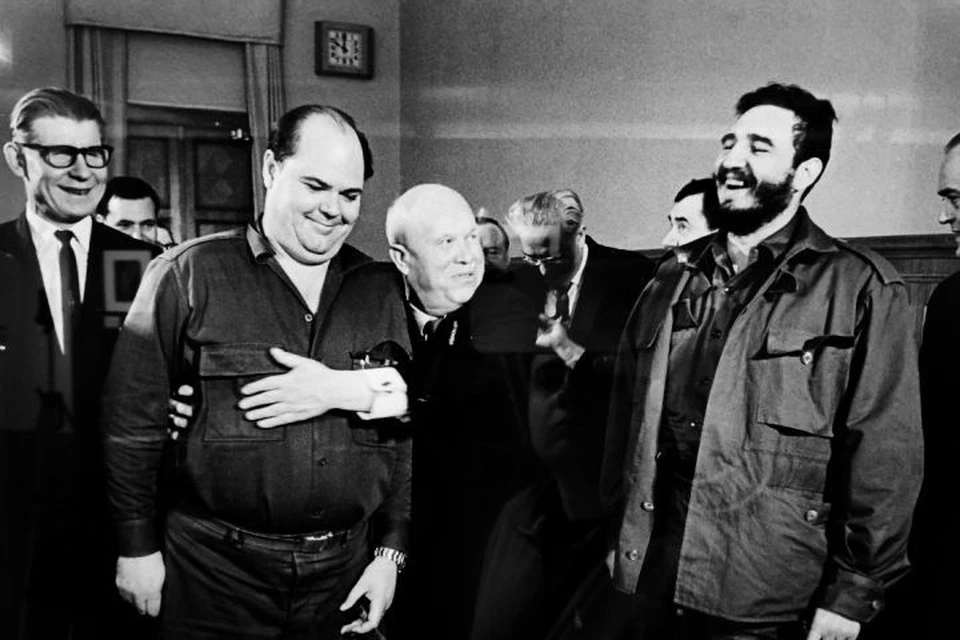 Справа - Фидель Кастро. В центре - Никита Хрущев, обнимающий Эмилио Наварро, секретаря Национального руководства Единой партии Кубы в 1963-м. Фото: Александр Устинов, Ельцин Центр