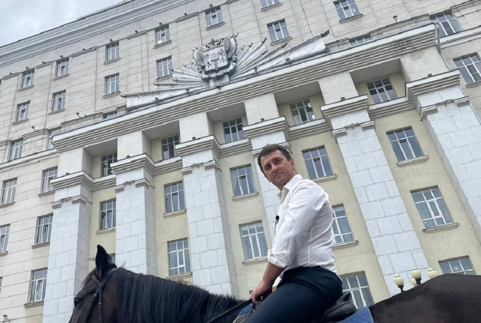 Выезд на коне на работу оказался шуткой депутата Заксобрания Ростовской области. Фото: Телеграм-канал Евгения Федяева.
