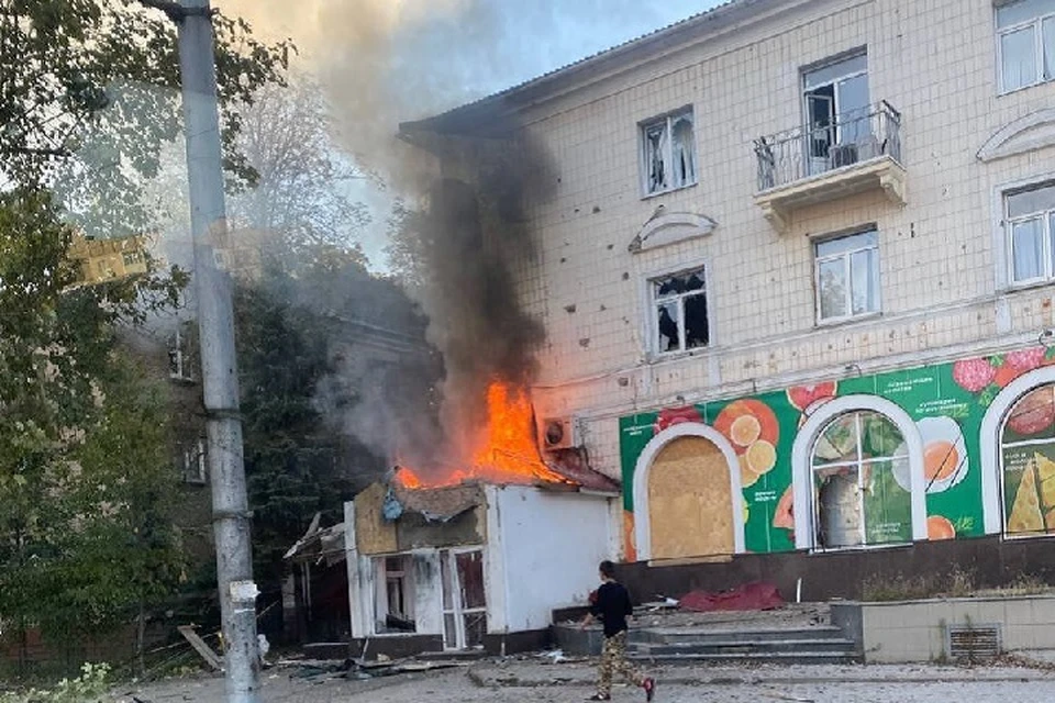 Очевидцы сообщают о прямом попадании в жилой дом недалеко от супермаркета «Авоська», там начался пожар. Фото: ТГ/Кулемзин