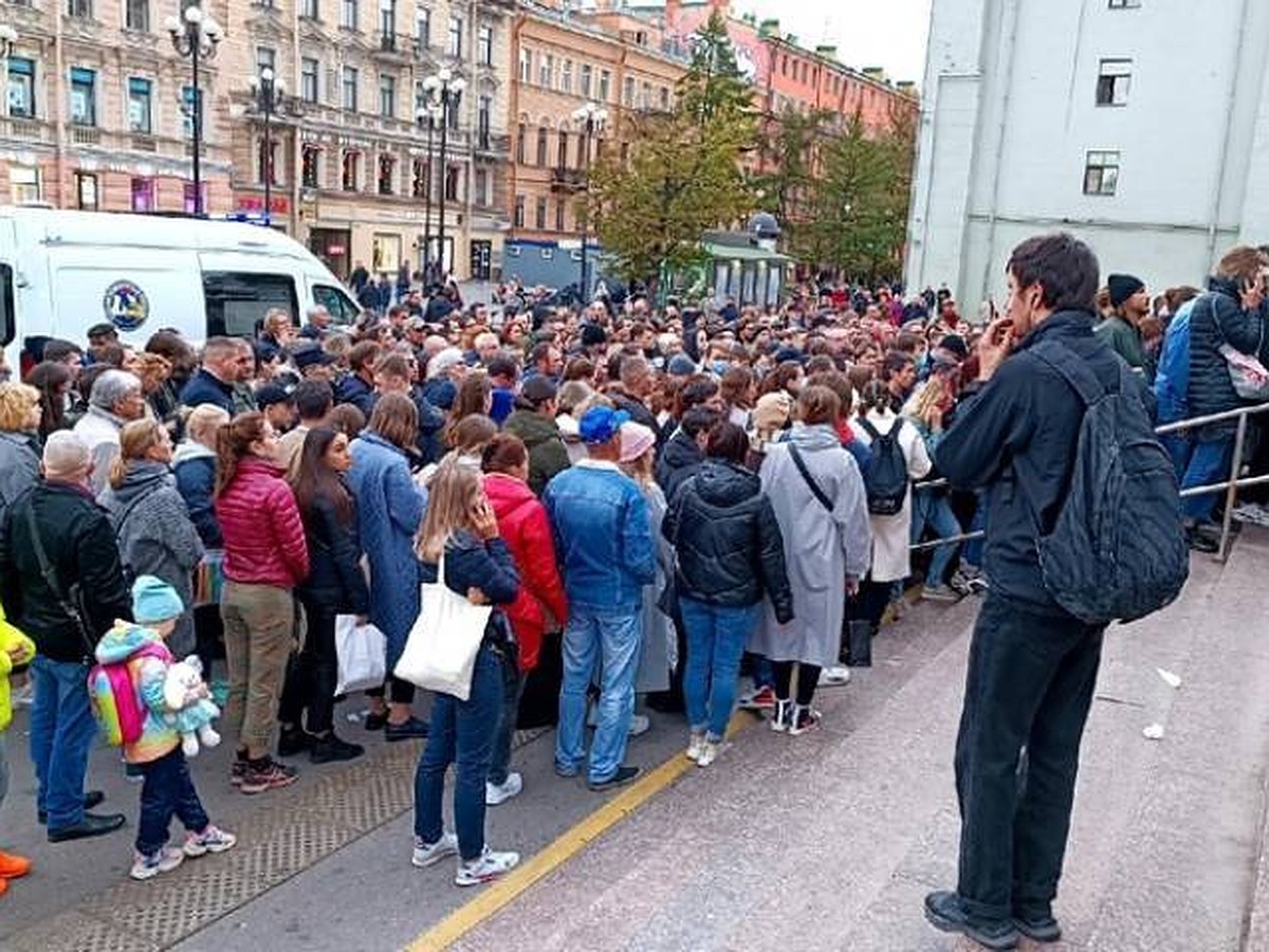 Толпа пассажиров застряла на входе на станцию метро «Василеостровская» в  Петербурге вечером 22 сентября - KP.RU