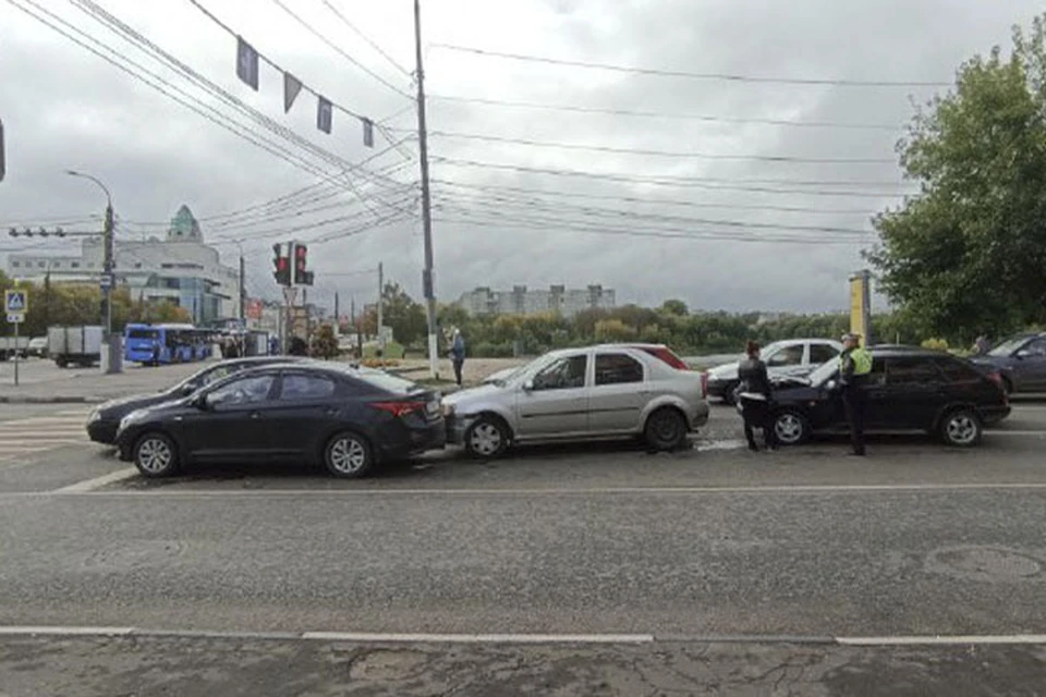 В центре Твери водитель бросил машину и сбежал с места ДТП Фото: УГИБДД России по Тверской области