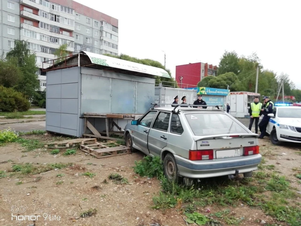 Автомобиль врезался в ларек. Фото УМВД области.