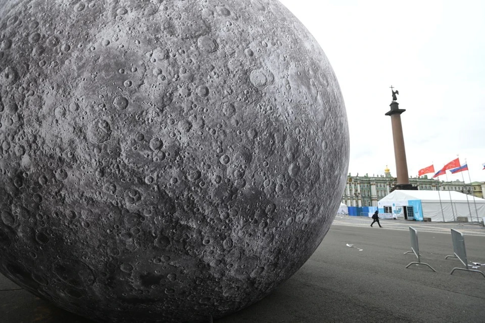 Огромную Луну привезли в центр Петербурга.