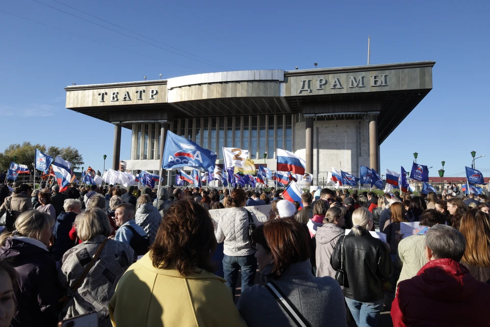 Тысячи человек вышли к Драм театру, чтобы принять участие в митинге.