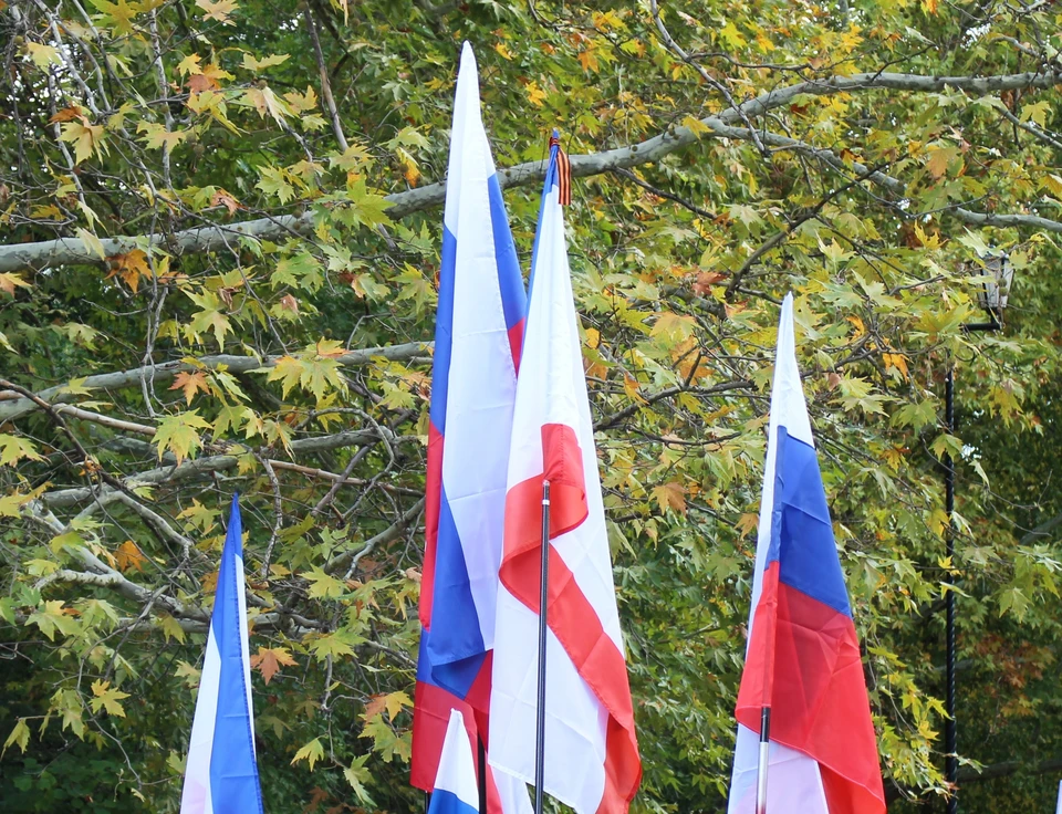Флаги России и Крыма стали символами сопротивления нацистскому перевороту в Киеве и победы Крымской весны.