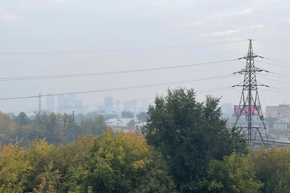 Из-за дымки плохо видно жилые дома