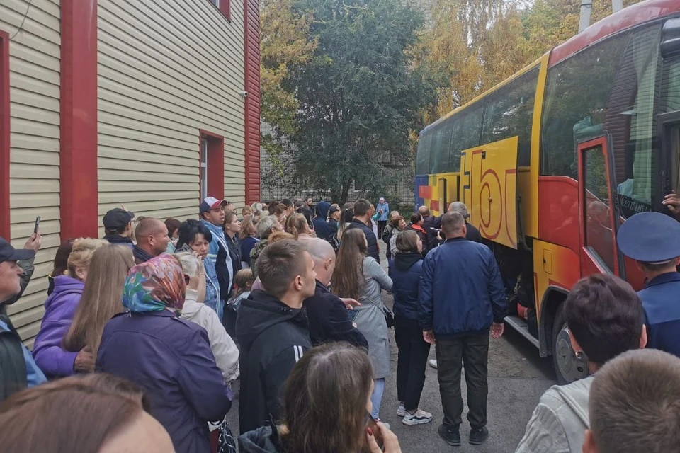 Помимо мобилизованных, в пункт сбора пришли десятки провожающих