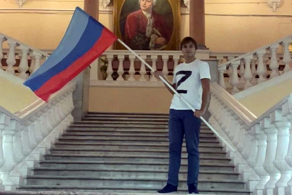 Студент журфака Степан Антропов пришёл в здание факультета с флагом России и буквой Z на груди