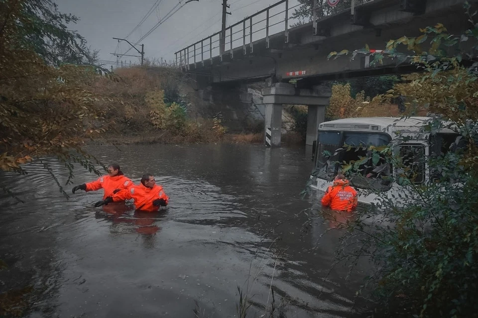 Пассажиры не могли выйти из салона автобуса. Фото: Спасатели на воде г. Челябинск. МКУ «ПССВО»