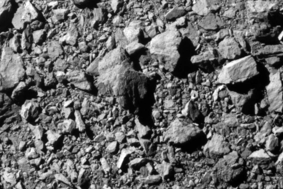 Поверхность астероида, снятая за несколько секунд перед тем, как в нее врезался «снаряд»