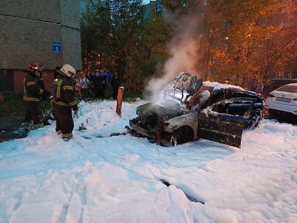 Огонь почти полностью уничтожил машину. Фото: vk.com/murman01