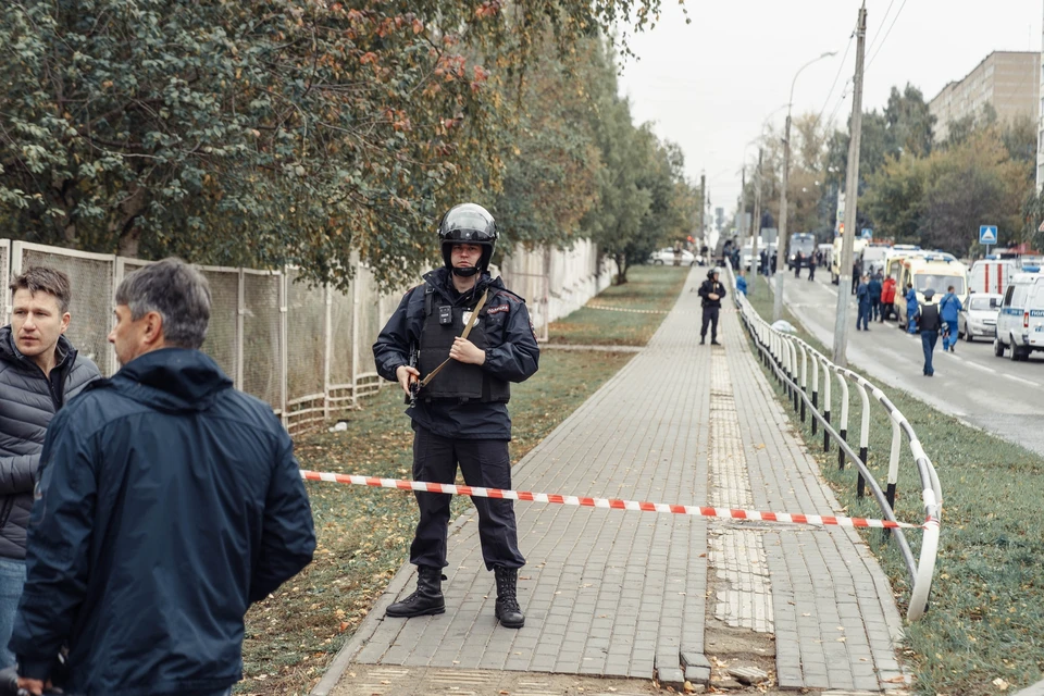 По последним официальным данным, при стрельбе в школе №88 погибли 17 человек, в том числе 11 детей