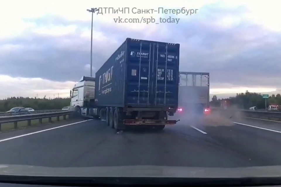 Две фуры и микроавтобус столкнулись на КАДе. Фото: vk.com/spb_today