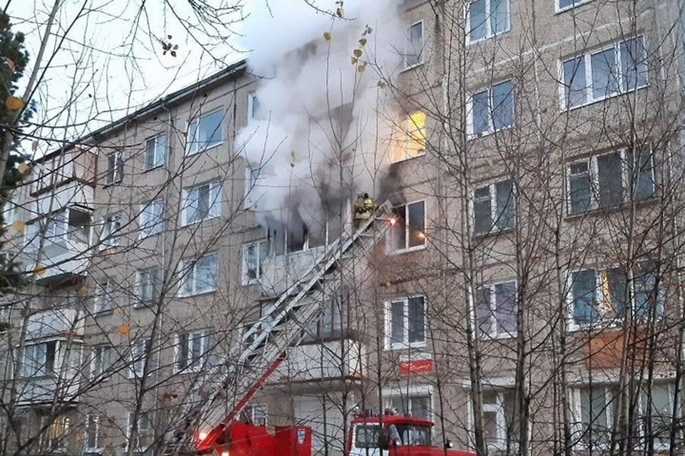 Когда хозяин квартиры пытался потушить огонь водой, устройство начало искриться