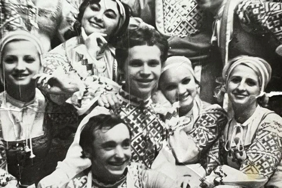 Борис Моисеев и Надежда Кременецкая были не только однокурсниками, но и друзьями. На фото они в центре. Фото: личный архив Надежды Кременецкой