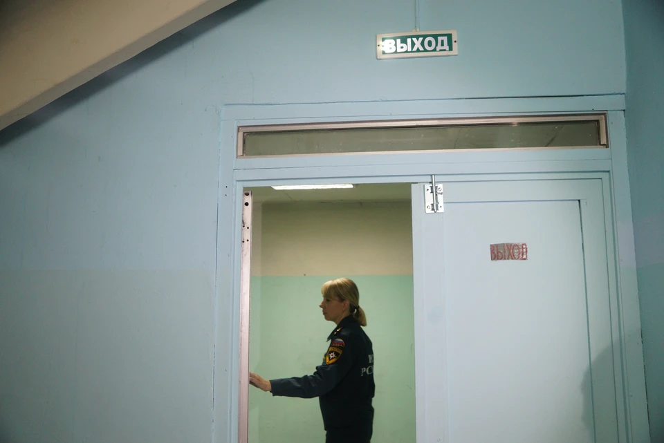В новосибирских школах усилили защиту после трагедии в Ижевске.