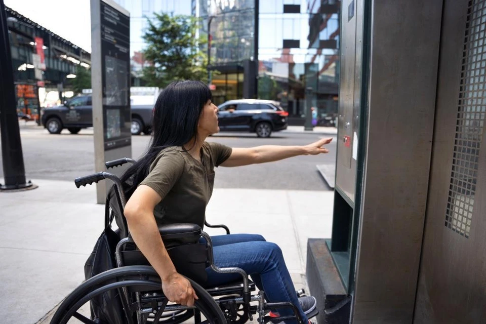 Особенно страдают люди маленького роста, пользователи инвалидных колясок, для которых недоступна высоко расположенная информация с отражающей поверхностью.