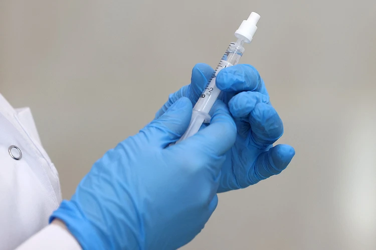Центр Гамалеи начал испытание назальной вакцины от гриппа на людях