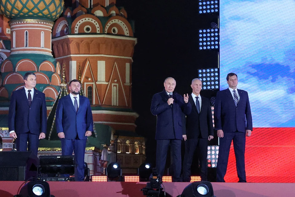 Вечером в пятницу, 30 сентября, Владимир Путин произнес речь на митинге-концерте, посвященному подписанию договоров о вхождении в состав России новых регионов.