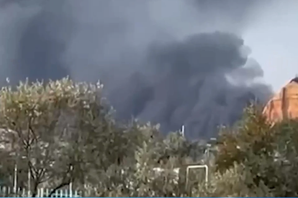 Пилот загоревшегося на аэродроме самолета успел эвакуироваться. Фото: кадр из видео.
