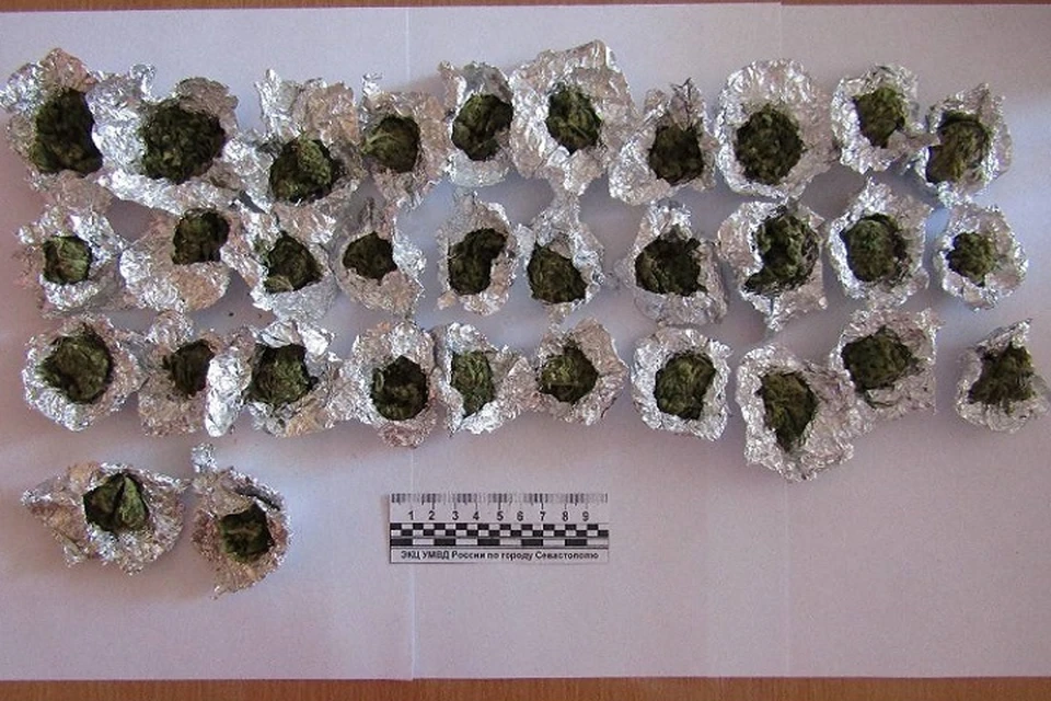 У севастопольца нашли несколько десятков свертков с наркотиками. Фото: полиция Севастополя