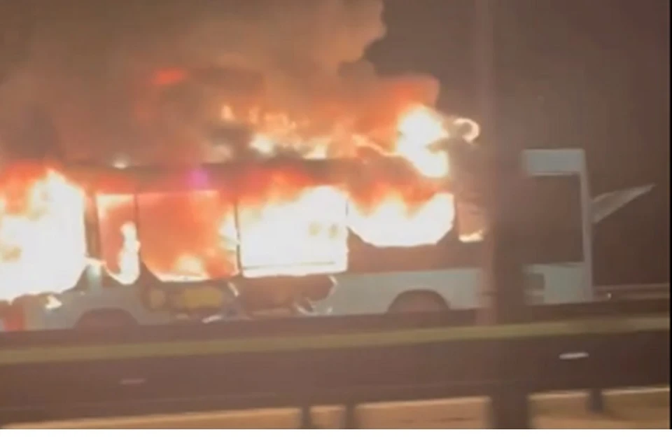 В Санкт-Петербурге опять загорелся белорусский пассажирский автобус. Фото: соцсети | dp.ru
