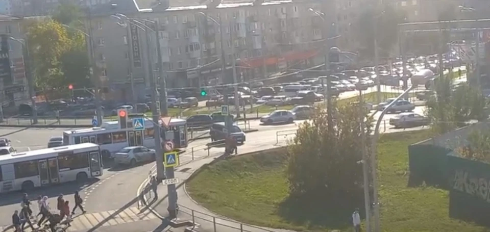 Автомобиль встал поперек дороги. Фото: "Подслушано Самара"