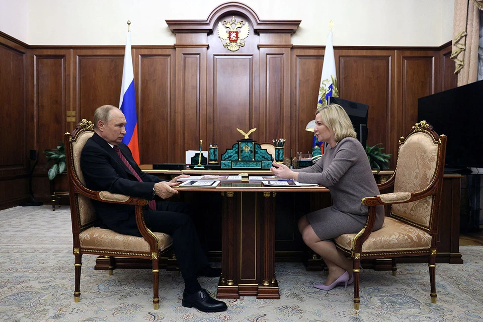 Главу министерства культуры Ольгу Любимову Владимир Путин принял в своем кремлевском кабинете.