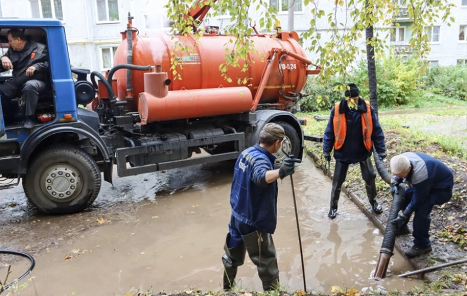 В Смоленске ведут прочистку ливнёвок. Фото: пресс-служба администрации города.