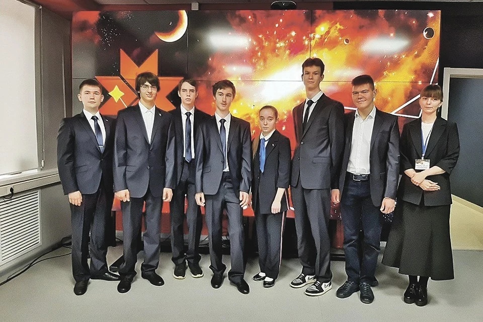 Наша дрим-тим и ее главная звезда Катя Бобкова (в центре), которая стала абсолютной победительницей OWAO-2022. Фото: Пресс-служба Минпросвещения РФ