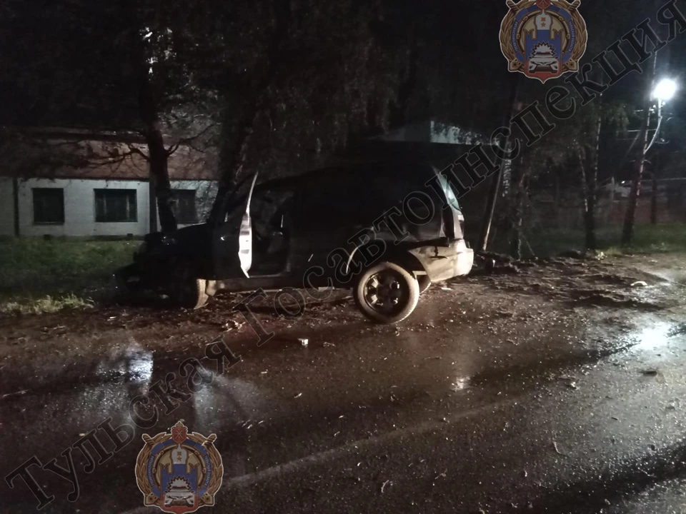 В Туле Mazda Tribute протаранил опору линии электропередач: водителя госпитализировали