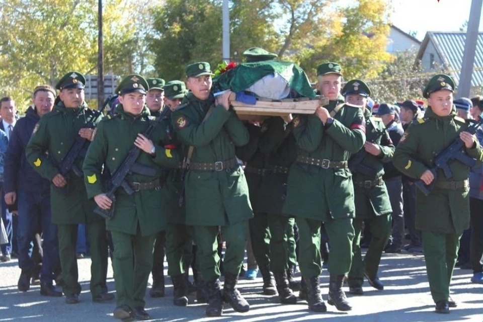 Военнослужащего проводили со всеми почестями. Фото: Администрация Адамовского района