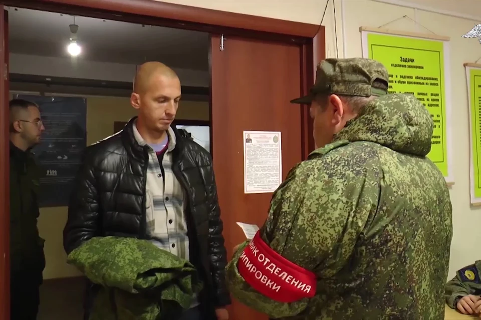 В пунктах гражданам выдают два комплекта военной формы.