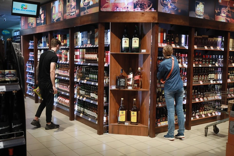 Жителя Новосибирска не обслужили в магазине из-за разбитой бутылки.