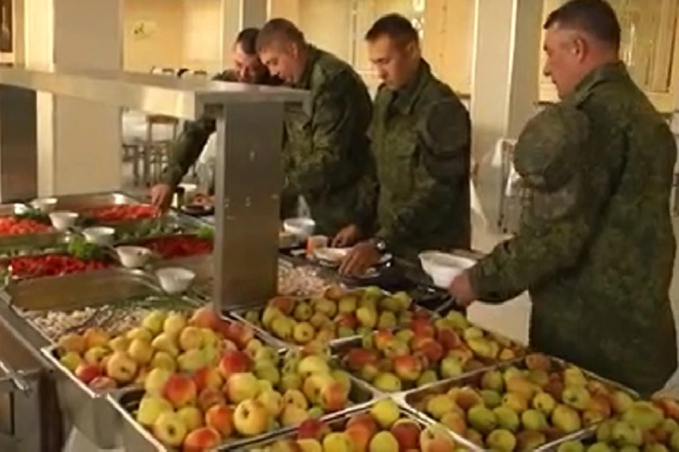 Фермеры помогают разнообразить рацион мобилизованных крымчан и севастопольцев. Фото: скриншот из видео отдела информационного обеспечения ЧФ