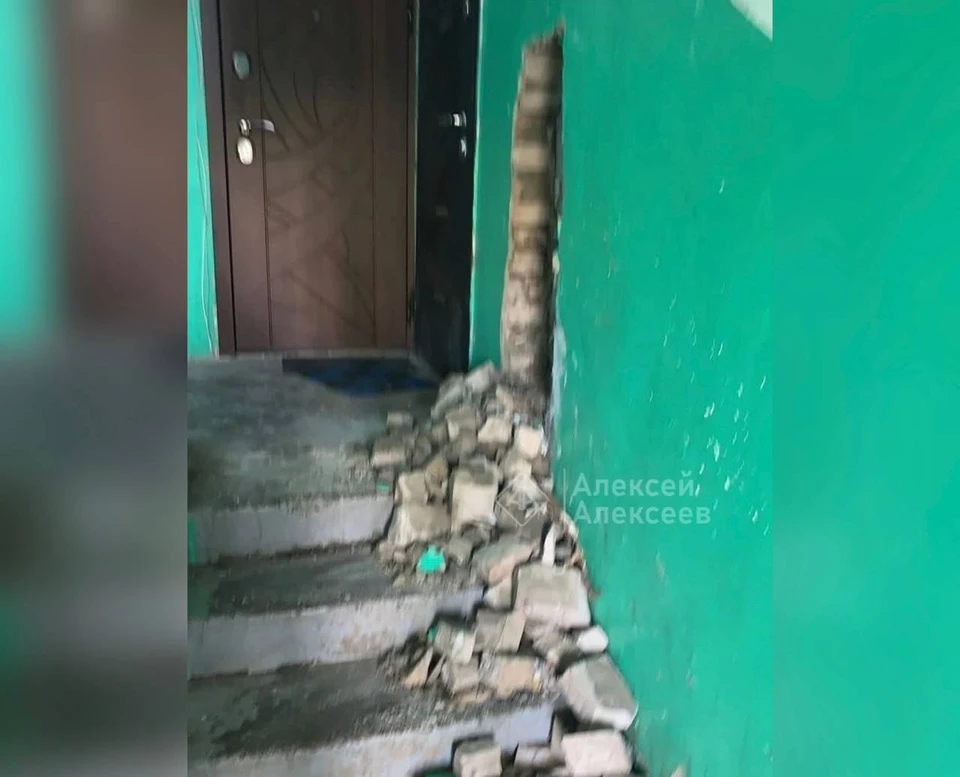 Дзержинские коммунальщики проделали дыру в стене квартиры и ушли. Фото: Алексей Алексеев