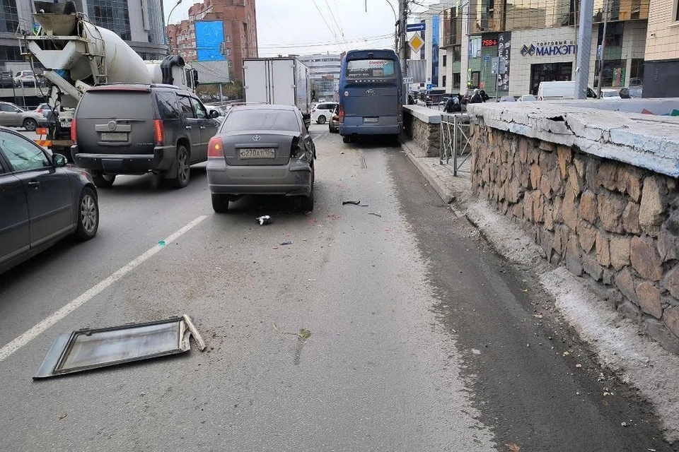 Новости 54 новосибирска сегодня. Аварии на общественном транспорте. ДТП Кутателадзе Новосибирск.