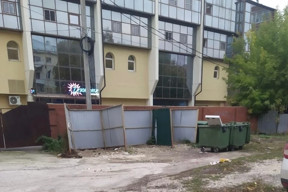 После публикации мусор из двора убрали.