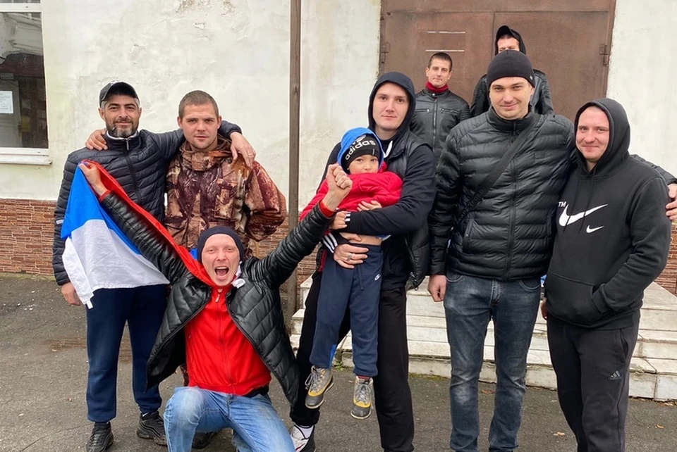 Провожали бойцов слезами, пожеланиями удачи и аплодисментами