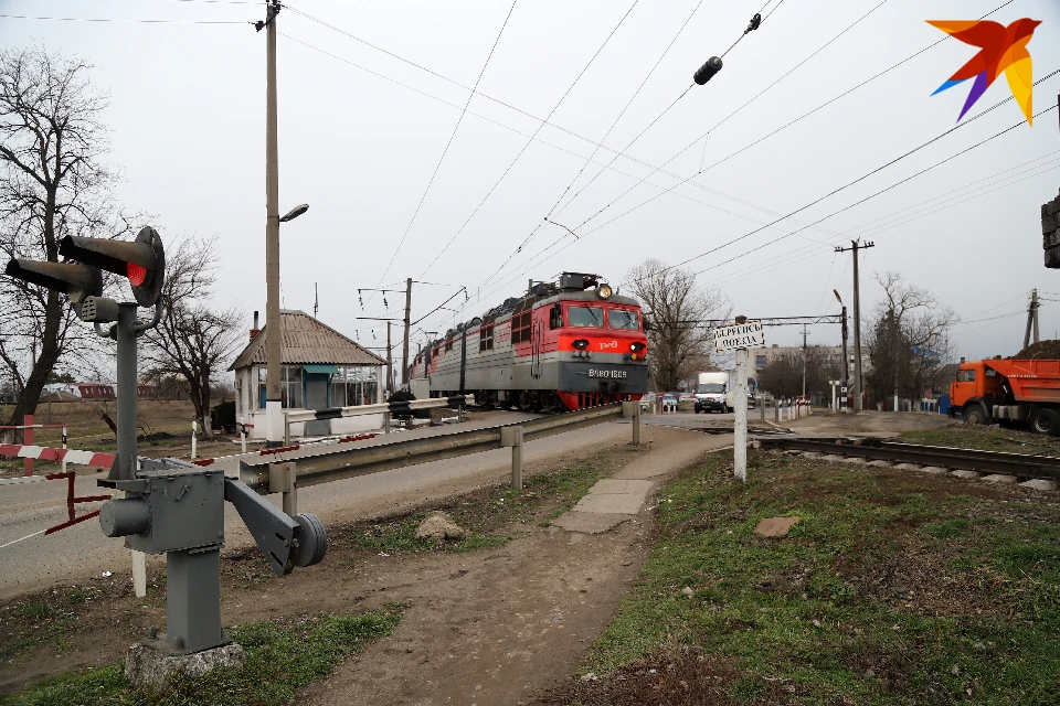 Схода подвижного состава не допущено, задержка в движении поездов составила полчаса.