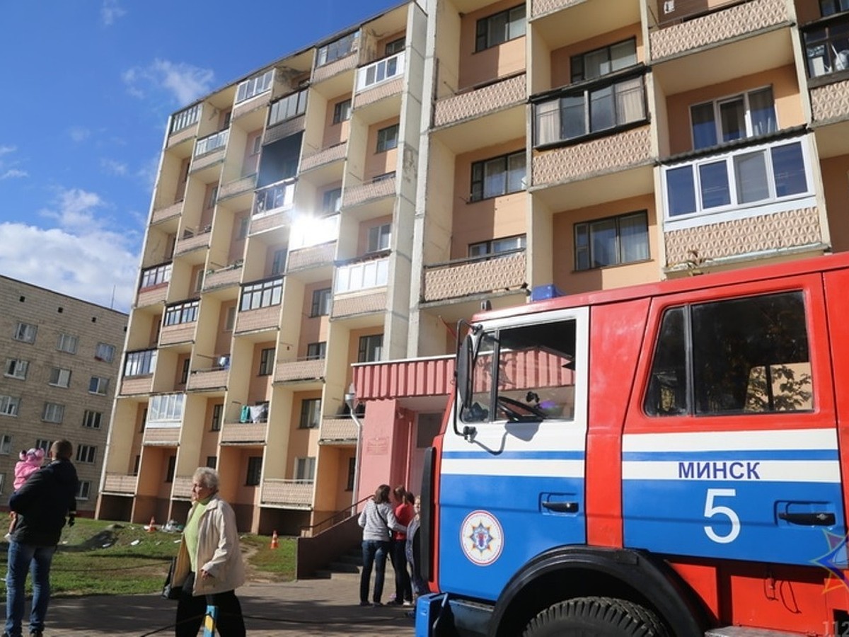 В Минске горел балкон в общежитии – эвакуированы 170 человек, из которых 35  детей - KP.RU