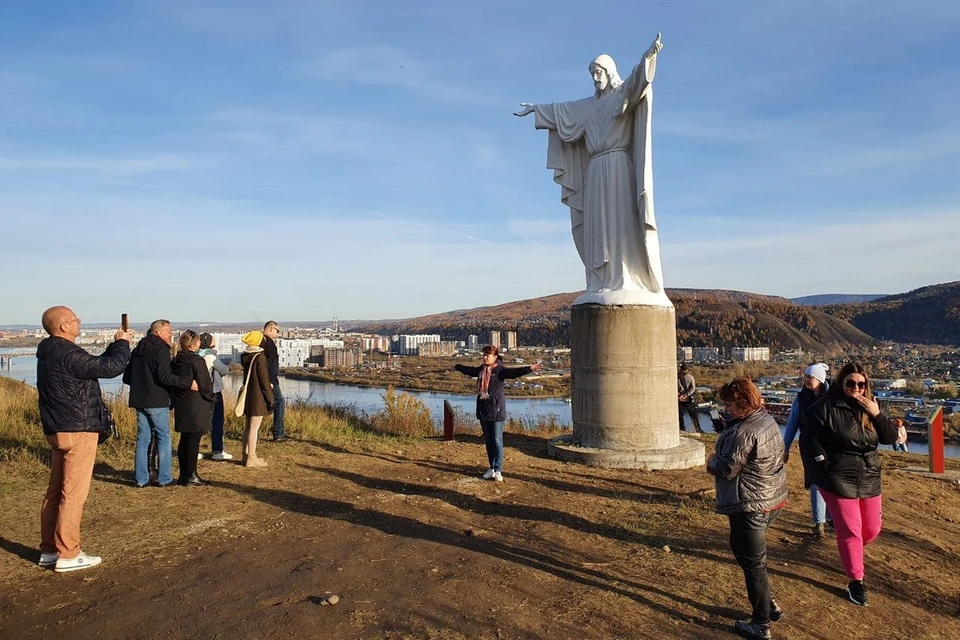 Христос красноярск. Статуя Христа в Красноярске. Статуя Иисуса Христа в Красноярске. Красноярск Академгородок статуя Иисуса. Статуя Иисуса Христа в Академгородке Красноярск.