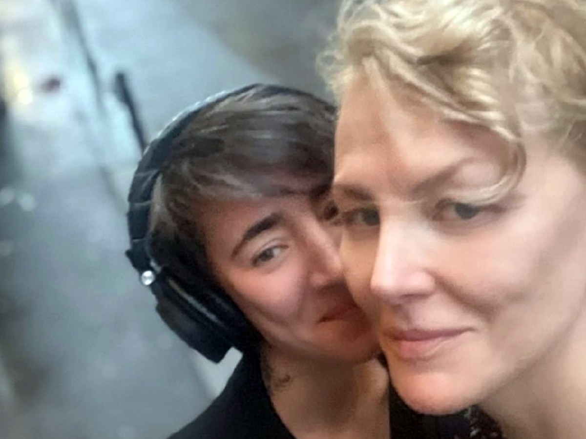 Шәуетпен жабылған аяқтардың фотосуреттері Вика Иданилаймен үйде секс